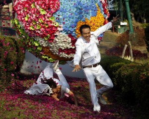 Спортивные соревнования тайских свадебных пар накануне Дня святого Валентина